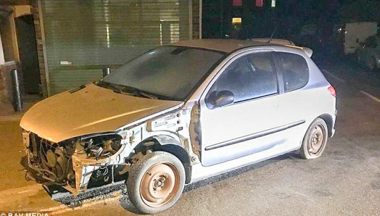 Policia ndalon makinën rrangallë/ Shoferi ecte pa timon dhe përdorte legenin në vend të… (FOTO)