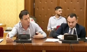 ÇËSHTJA E TEATRIT/ Flamur Noka nga Komisioni i Ekonomisë: Po na dëmtojnë historinë