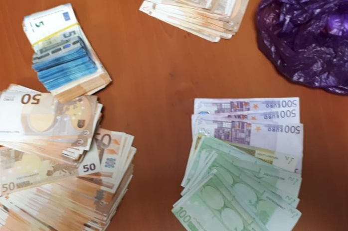 30 MIJË EURO NË QESE FRUTASH/ 37-vjeçari nuk pranon të PRANGOSET. Por e pëson kështu kur…