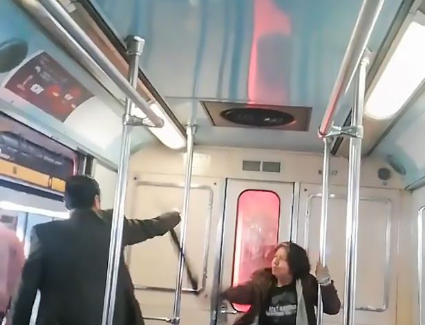 VIDEO E FRIKSHME/ Një burrë kryen ekzorcizëm, pasi një grua e “pushtuar” tmerron pasagjerët në tren
