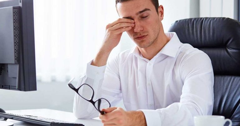 STUDIMI/ Tetë gjërat që duhet të bëni nëse qëndroni para kompjuterit çdo ditë