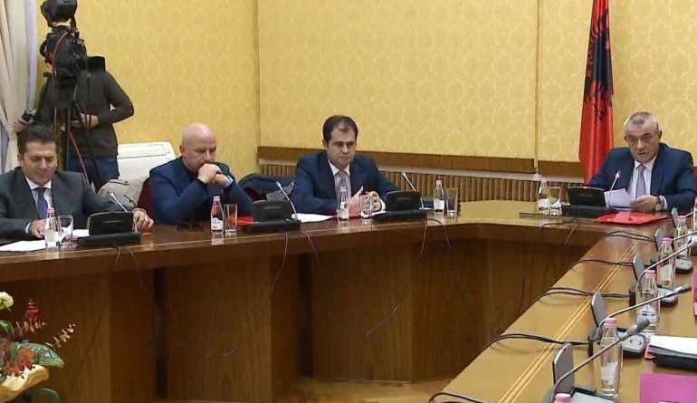 SEANCA PËRMBYLLËSE NË KUVEND/ Shtyhet me TRE muaj afati për komisionet. Pritet të ndryshojë…