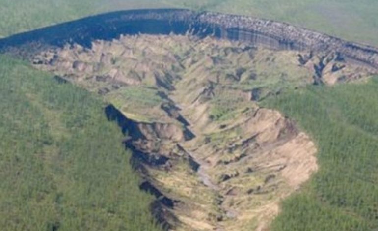 Krateri i Batagaikës në Siberi një anomali gjeologjike. Çfarë ndodhi në 1960…