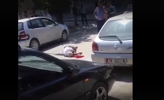 PAMJE TE RENDA nga aksidenti në Fier/ Automjeti përplas burrin në rrugë dhe largohet, gjaku… (VIDEO)
