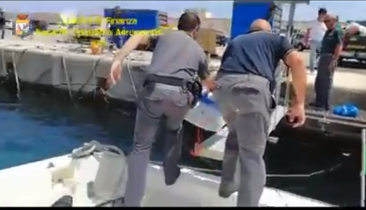 10 MILIONE EURO DROGE nga Shqipëria/ Si e kishin fshehur lëndën narkotike dy vlonjatët, italiani… (PAMJET)
