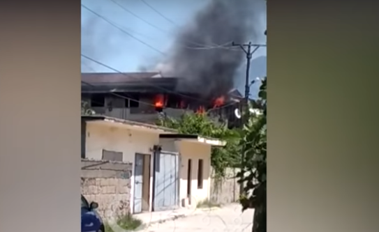 ZJARR NE TIRANE/ Përfshihet nga flakët vila tre katëshe tek “Siri Kodra” (PAMJET)