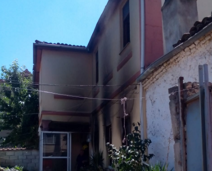 ZJARRI NE KORÇE/ Dalin PAMJET nga banesa e djegur. Në përpjekje për të shuar flakët kryefamiljari… (FOTO)