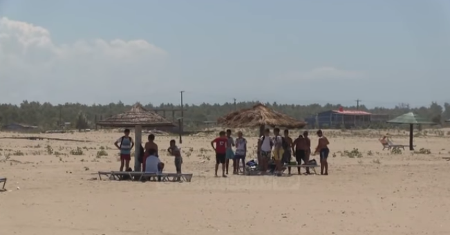 RREZIKU QE VJEN NGA DETI/ Peshku harabel “KAFSHON” pushuesit në Darzezë, 735 plazhistë kanë marrë… (VIDEO)