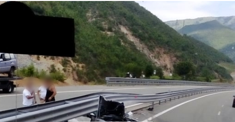 FOTOT/ Shpejtësia e lartë merr në qafë disa të rinj, makina bëhet copë në tunelin e Kalimashit