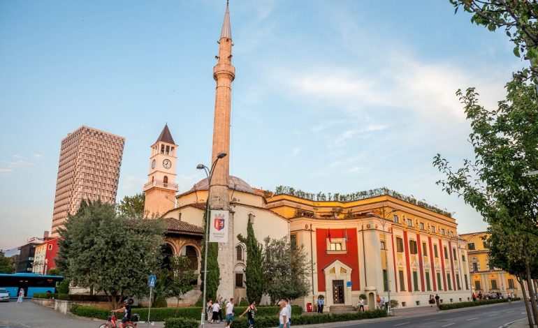 “DIÇKA NDRYSHE NGA RUTINA”/ Blogu turistik: Bëni gati pasaportën dhe “futjani” për Tiranë