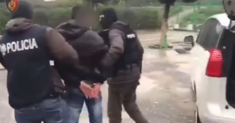 PRODHONTE DHE TRAFIKONTE LËNDË NARKOTIKE/ Arrestohet 43-vjeçari, ishte në kërkim kombëtar