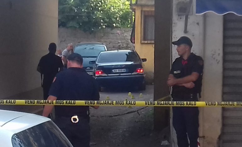 U QËLLUAN BURRË E GRUA BASHKË NË MAKINË/ 30-vjeçari po dilte nga makina KUR u vra me silenciator. Fëmija qau derisa…
