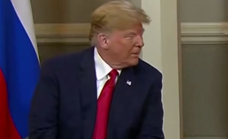Detaji që nuk i shpëtoi askujt, shikoni gjestin e Trump përballë Putinit. Ja reagimi i presidentit rus