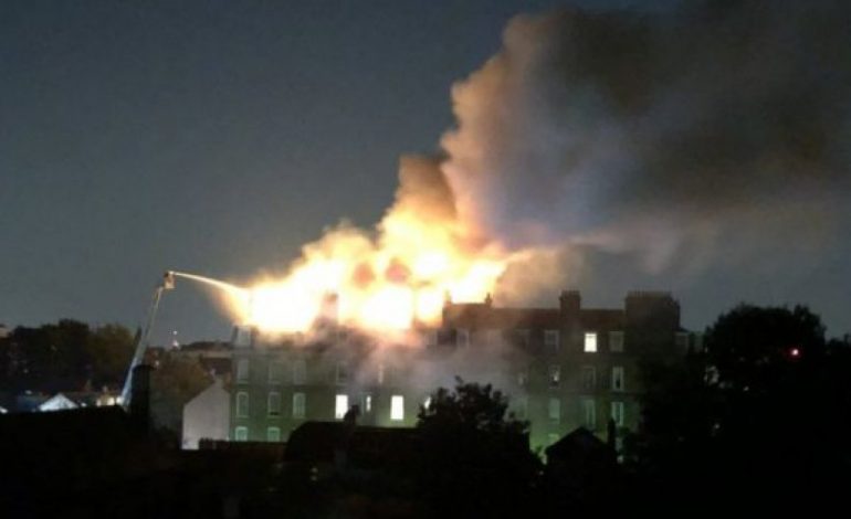 ZJARR NE LONDER/ Një bllok banesash në flakë, 100 zjarrfikës në vendngjarje (FOTO)