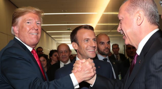 SAMITI I NATO/ Trump dhe Erdogan shtrëngojnë duart, foto e shkrepur bën xhiron e botës