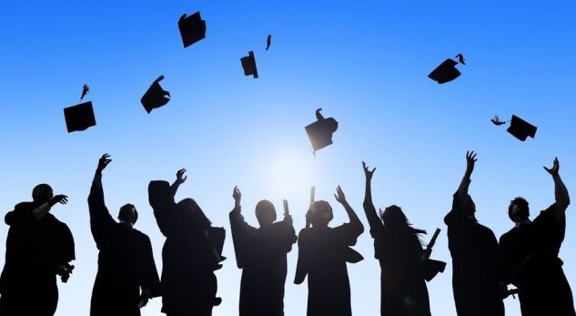 “Të interesuarit të më shkruajnë në privat”/ Si i blejnë studentët punimet e diplomave për 300 euro
