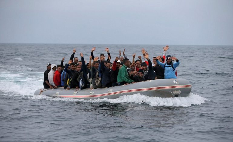 ÇËSHTJA E REFUGJATËVE/ Emigrantët afrikanë “pushtojnë” plazhin nudist spanjoll (FOTO)