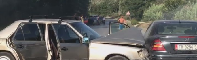AKSIDENTI I FRIKSHËM NË AUTOSTRADËN E FIERIT/ Dalin pamjet, si janë dëmtuar DY makinat… (VIDEO)