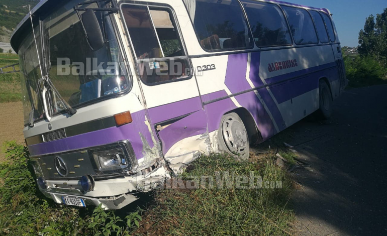 AKSIDENT NË GRAMSH/ Makina PËRPLAS AUTOBUZIN me pasagjerë dhe e nxjerr në KANAL (FOTO)