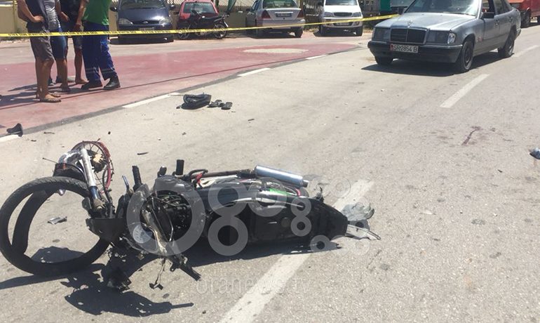 AKSIDENT NE SARANDE/ Motori përplaset nga dy makina, në GJENDE TE RENDE 21 vjeçari