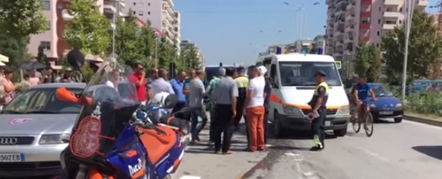 DY AKSIDENTE NJËRI PAS TJETRIT/ Makina e motori marrin para këmbësorët në Vlorë… (VIDEO)