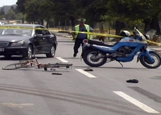 AKSIDENT I RËNDË NË ELBASAN/ Makina përplaset me motorin. Një 28 vjeçar në…
