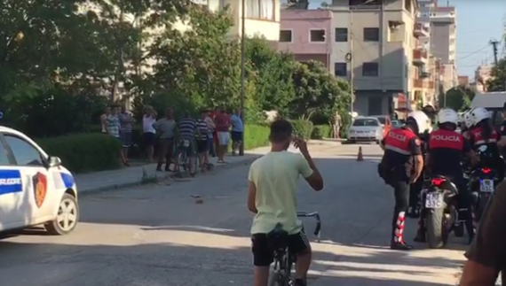 Përplasi këmbësoren dhe u largua nga vendi i aksidentit, arrestohet 32-vjeçari në Fier (VIDEO)