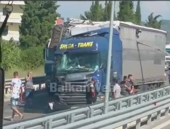 AKSIDENT I FRIKSHËM NË LUSHNJE/ Dy KAMIONAT përplasen me njëri tjetrin. Shoferët ishin duke…