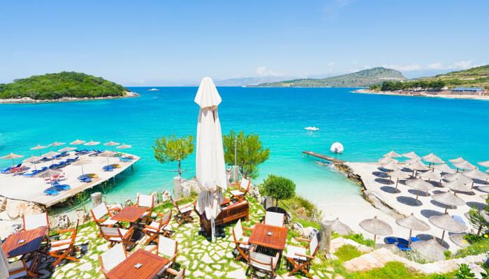 SEZONI TURISTIK/ Këto janë plazhet në Shqipëri ku mund të shkohet ende me bukë me vete