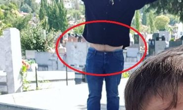 Aktori shqiptar e lëshon veten! Shfaqet me barkun që i varet sipër pantallonave dhe... (FOTO)