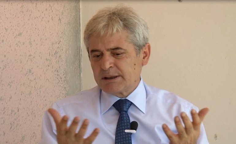 Ali Ahmeti: Më shumë se dy parti politike dëmtojnë shqiptarët e Maqedonisë