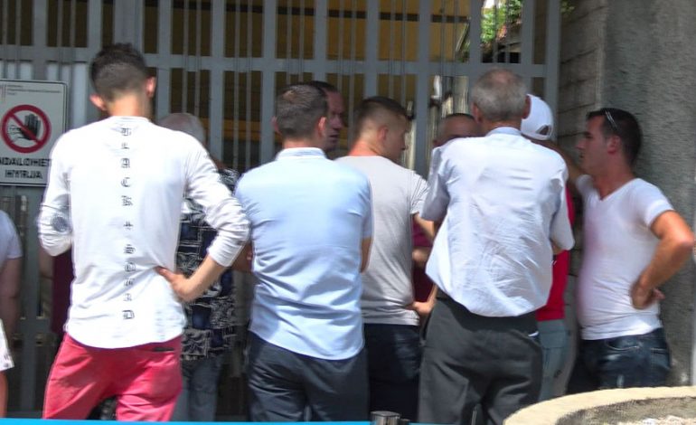 RADHËT TEK AMBASADA GJERMANE/ Qytetarët GATI për çdo KËRKESË: Duam të IKIM sa më parë sepse…