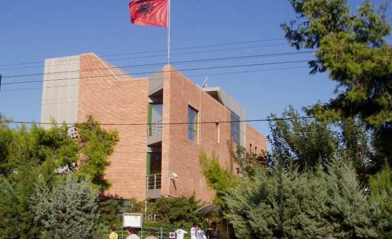 ZJARRET NË ATHINË/ Reagon ambasada: S’ka shqiptarë mes viktimave. Një person ndodhet në…