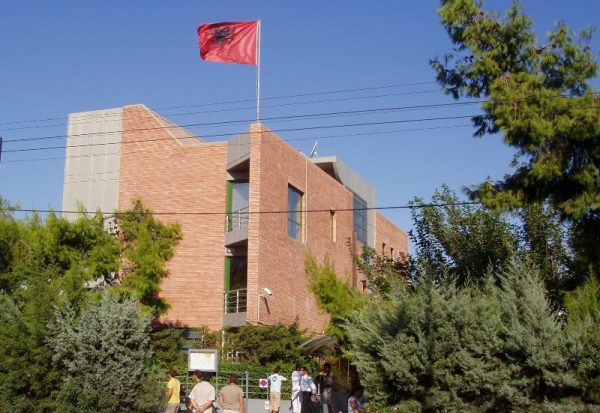 ZJARRET NË ATHINË/ Ambasada shqiptare në Greqi konfirmon vetëm një të plagosur