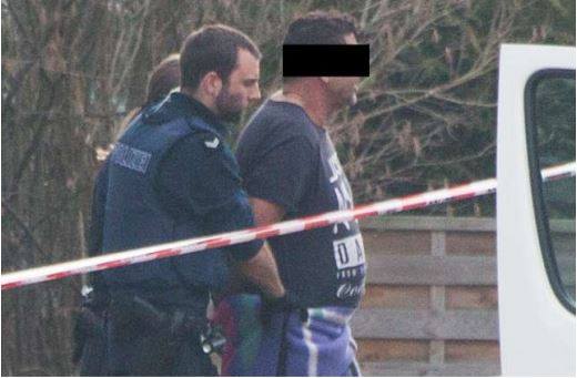 MASAKROI DERI NË VDEKJE GRUAN DHE KUNATËN/ 54-vjeçari shqiptar që u bë “xheloz” vetëm për një shëtitje të…