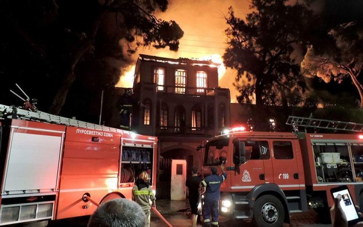Zjarr i madh në periferi të Athinës, Shefi i Emergjencave: Mbyllni shtëpitë dhe largohuni