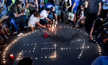 Me qirinj në duar, qindra qytetarë nderojnë viktimat nga zjarri në Athinë