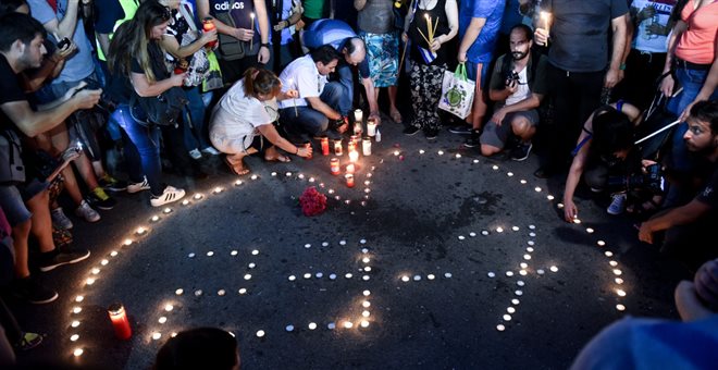 Me qirinj në duar, qindra qytetarë nderojnë viktimat nga zjarri në Athinë