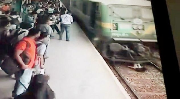 I ngeci biçikleta në derë, treni merr para burrin dhe e tërheq zvarrë