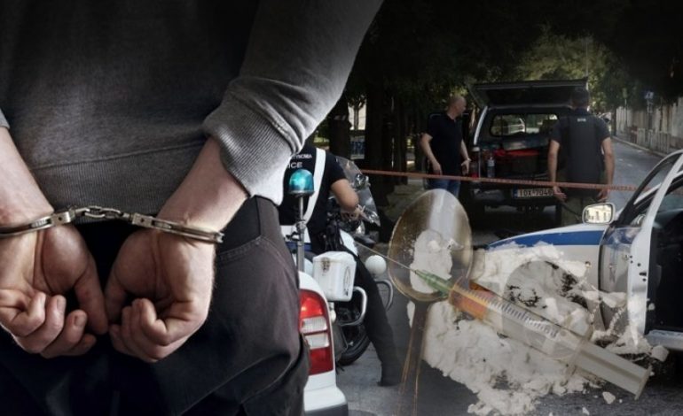 EURO, HEROINE DHE KOKAINE/ Goditet BANDA E DROGES në Greqi, emigrantë nga e gjithë bota të përfshirë. Shqiptarët…