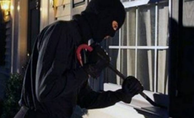Hyjnë me FORCË në shtëpinë e 67 vjeçarit, i MOSHUARI denoncon: Ata më…