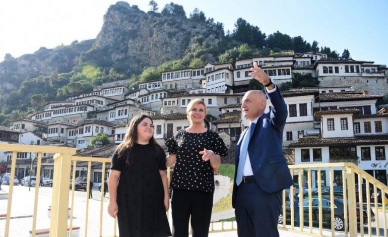 VIZITA E KITAROVIÇ/ Presidentja kroate viziton Beratin. Meta i “shpjegon” disa prej bukurive të qytetit