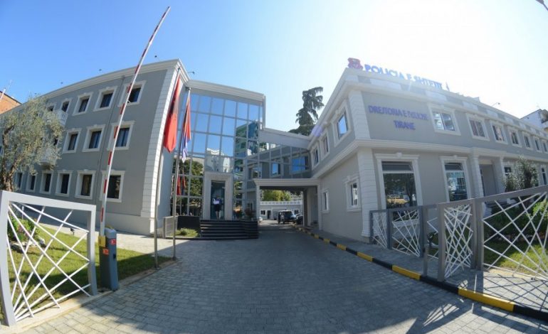 BURRI I “RRËMBEN” FËMIJËN DHE LARGOHET/ 32 vjeçarja ALARMON policinë: Iku pa…