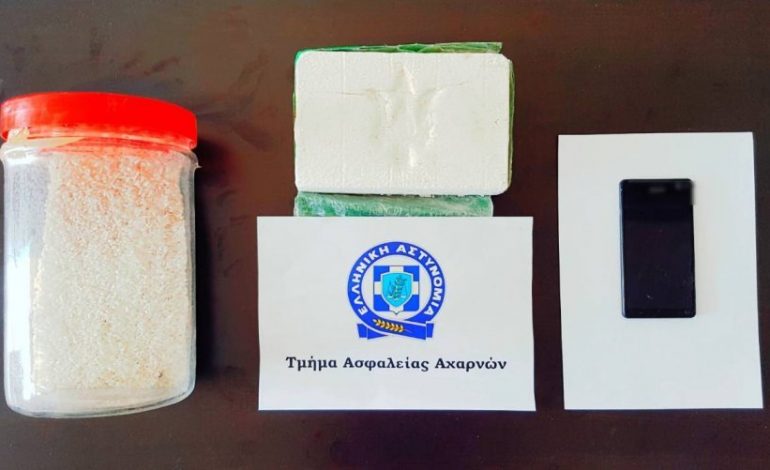 KISHTE FSHEHUR HEROINË NË BAHÇEN E SHTËPISË/ Gruaja e BOSIT shqiptar të drogës e pëson keq kur Policia e… (FOTO)