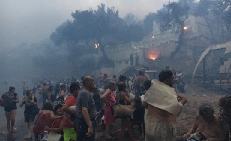 TRAGJEDIA NË GREQI/ Pamjet e reja tronditëse: Qindra njërëz tentojnë të…