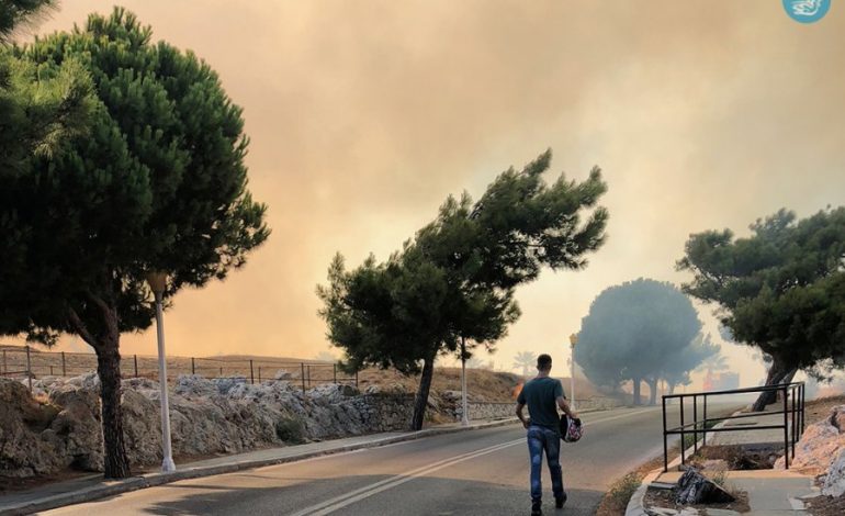 PAMJET E APOKALIPSIT/ Pas shkrumbimit të Matit, një tjetër vend në Greqi përfshihet nga ZJARRI (VIDEO)