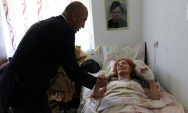 Kryeministri viziton këngëtaren e madhe shqiptare pas shtrimit në spital. Ja si është gjendja e saj (FOTO)
