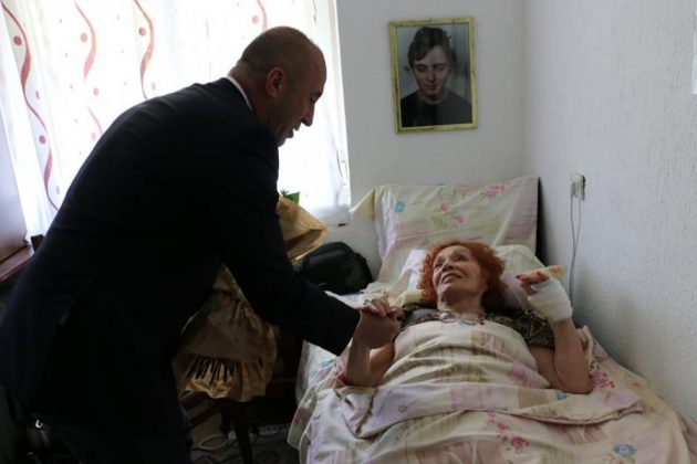 Kryeministri viziton këngëtaren e madhe shqiptare pas shtrimit në spital. Ja si është gjendja e saj (FOTO)