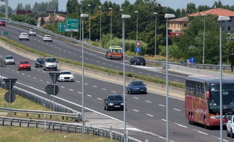 E RËNDË/ 38 vjeçari shqiptar PLAGOSET në aksident pasi DEVIJON në rrugë. Bllokohet autostrada…