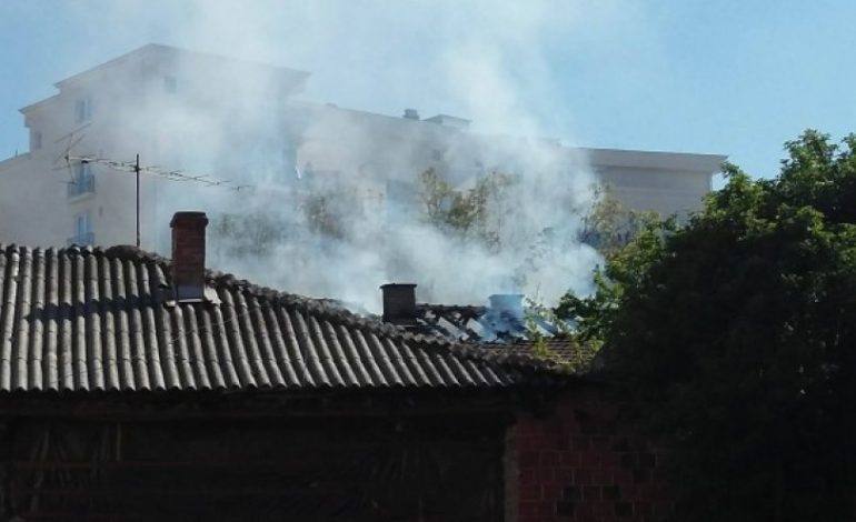 PËRFSHIHET NGA FLAKËT GODINA/ Zjarr në një hotel në Golem. Disa persona drejt…